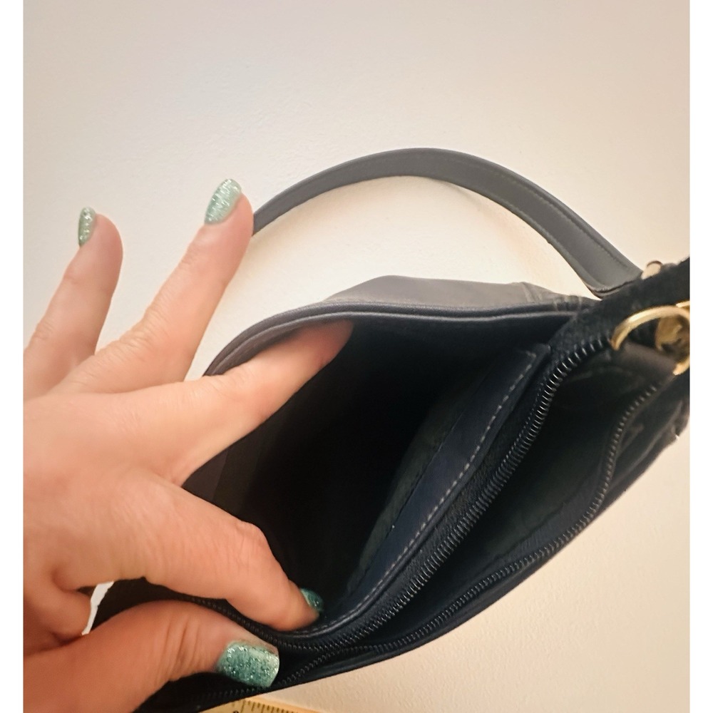 Liz Claiborne Navy Shoulder Bag Zip Closure Gold Hardware Lined Pockets - Picture 7 of 7